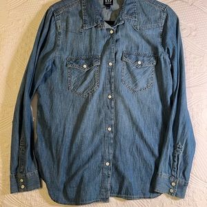 New GapDenim shirt with pearlized snap buttons.